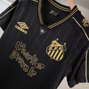 Camisa do Santos FC x Charlie Brown Jr 2024/25 - Edição Limitada - Chaveiro de Brinde